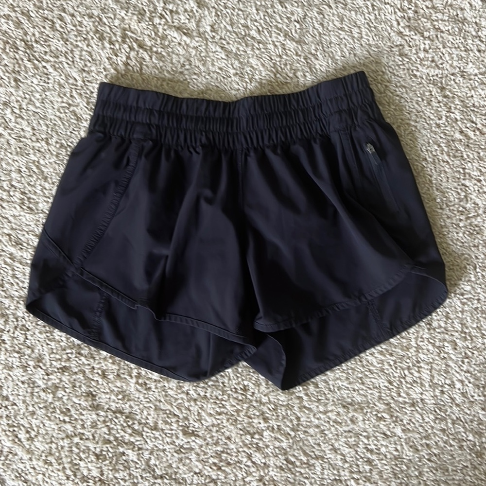 EUC lululemon “Hotty Hot” short 4” inseam. Size 8